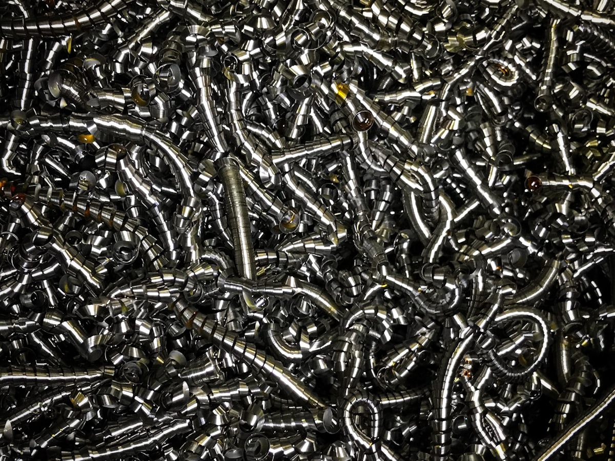 Så säljer ni produktionsspill från tillverkningen – en guide